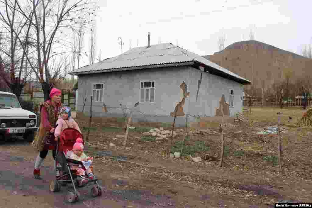 Ош облусунда катталган жер титирөөдөн адам өмүрүнө зыян келген жок. Бирок андан кийин кан басымы көтөрүлүп,&nbsp;жардам сурап&nbsp;кайрылгандар көп болгон. Кызыл-Суу айыл аймагынан эле 200дөн ашык адам дарыгерлердин көзөмөлүнөн өттү.