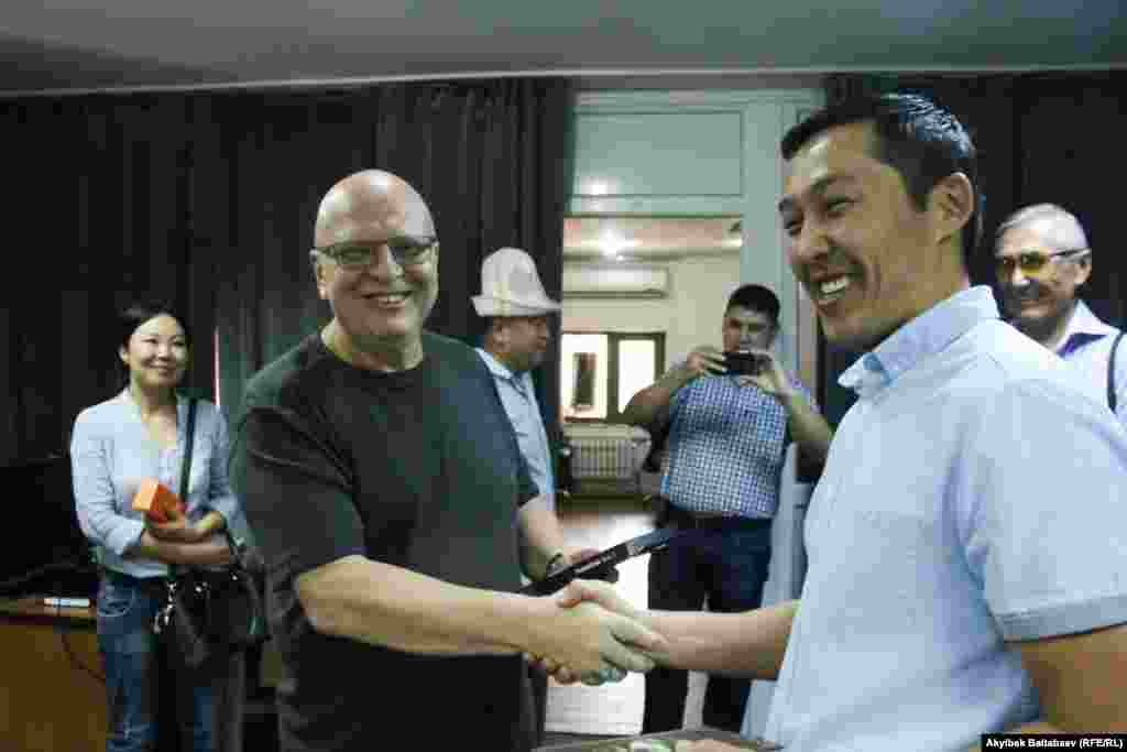 Александр Зеличенко сынакка бир канча материалын жөнөткөн. Ал да кызыктыруучу сыйлык - электрондук китеп окуучу курал алды. &nbsp;