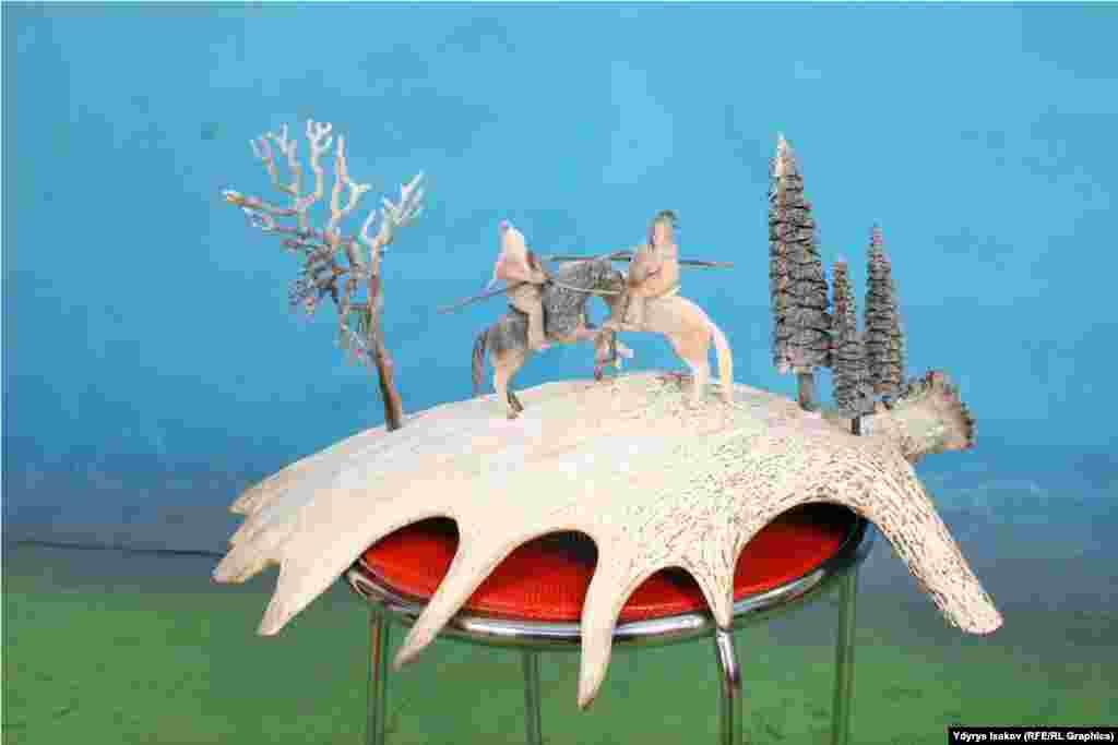 Асан Турсунмаматов жасаган буюм-тайымдарын жергиликтүү чиновниктерге жана чет элдиктерге сатып келет.&nbsp;