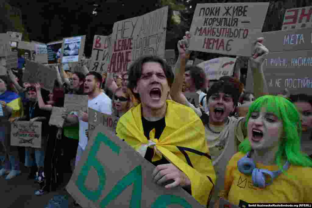 Протести у Києві та інших містах України розпочалися проти ухваленого Верховною Радою 22 липня й того ж дня підписаного президентом Володимиром Зеленським закону №12414, що обмежує незалежність НАБУ та САП