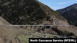 Прямых сухопутных артерий между Дамаском и Цхинвалом нет, единственная действующая сухопутная дорога, связывающая Южную Осетию с внешним миром, – это российский Транскам