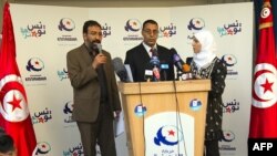 Yslamçy partiýa “Ennahdanyň” agzalary metbugat konferensiýasynda, Tunis, 24-nji oktýabr.