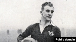 В Англии князь Александр Оболенский или, как его прозвали за скорость, с которой он передвигался по полю, Летучий князь, стал спортивной легендой