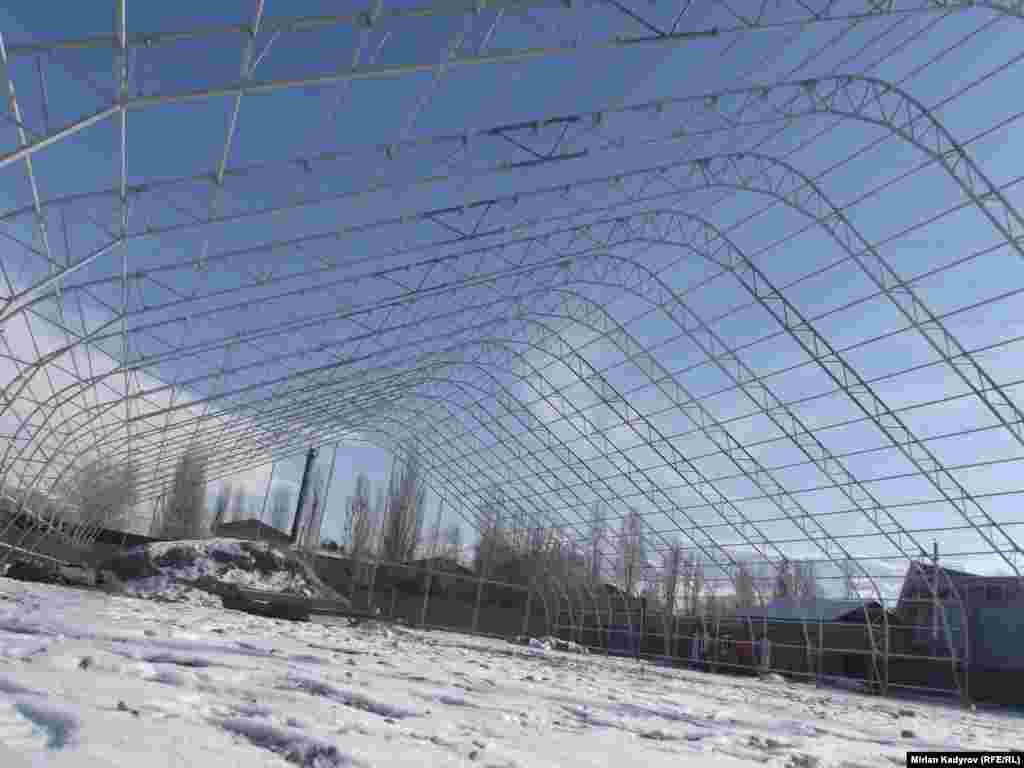 Хоккей аянтчасы ушул жылдын аягына чейин ишке берилет, бирок курулушу толугу менен кийинки жылы бүтөт.