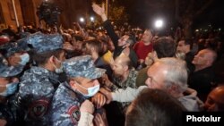 Armenia - Riot police guarding the Office of the Prosecutor-General in Yerevan clash with protesters demanding the release of arrested residents of Syunik province, April 22, 2021.