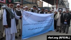 تصویر آرشیف: تعدادی از متقاعدین که می گویند چندین سال است حقوق تقاعد خود را دریافت نکرده اند 