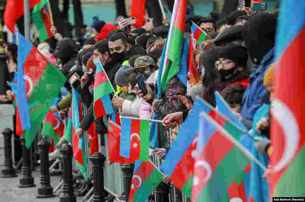 У руках глядачів море азербайджанських прапорів. Режим припинення вогню передбачає можливість повернення до своїх домівок азербайджанців, які були змушені до втечі в 1990-х роках. Натомість тепер із регіону втікають місцеві вірмени