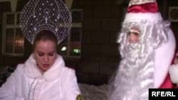 Мороз в фольклорной традиции — это некое стихийное существо. Образ Снегурочки в раннем фольклоре не прослеживается