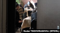 Заявки желающих попасть под опеку государства поступают в Минздрав чуть ли не ежедневно. Правда, из-за нехватки домов престарелых ведомство удовлетворяет лишь малую их часть