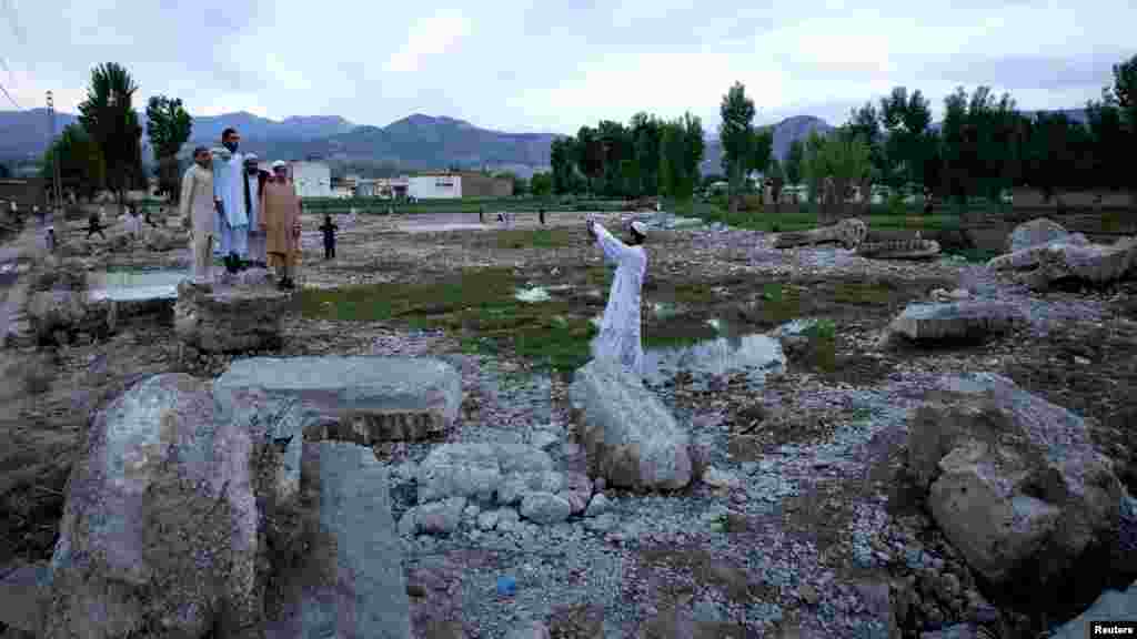 Посетители развалин дома Усамы бин Ладена в пакистанском городе Абботтабад в первую годовщину смерти лидера &quot;Аль-Каиды&quot; 2 мая. (Reuters/Миан Хуршид)