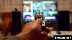 Автор петиції Сергій Стерненко нагадав, що РНБО раніше запровадила санкції, які призвели до припинення роботи каналів «112», Zik, NewsOne, Ukrlive та «Перший незалежний»