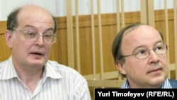 Yury Samodurovy (left) and Andrei Yerofeyev in the courtroom 