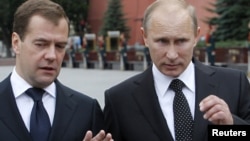 Раисиҷумҳури Русия, Дмитрий Медведев (чап) ва сарвазири Русия, Владимир Путин.