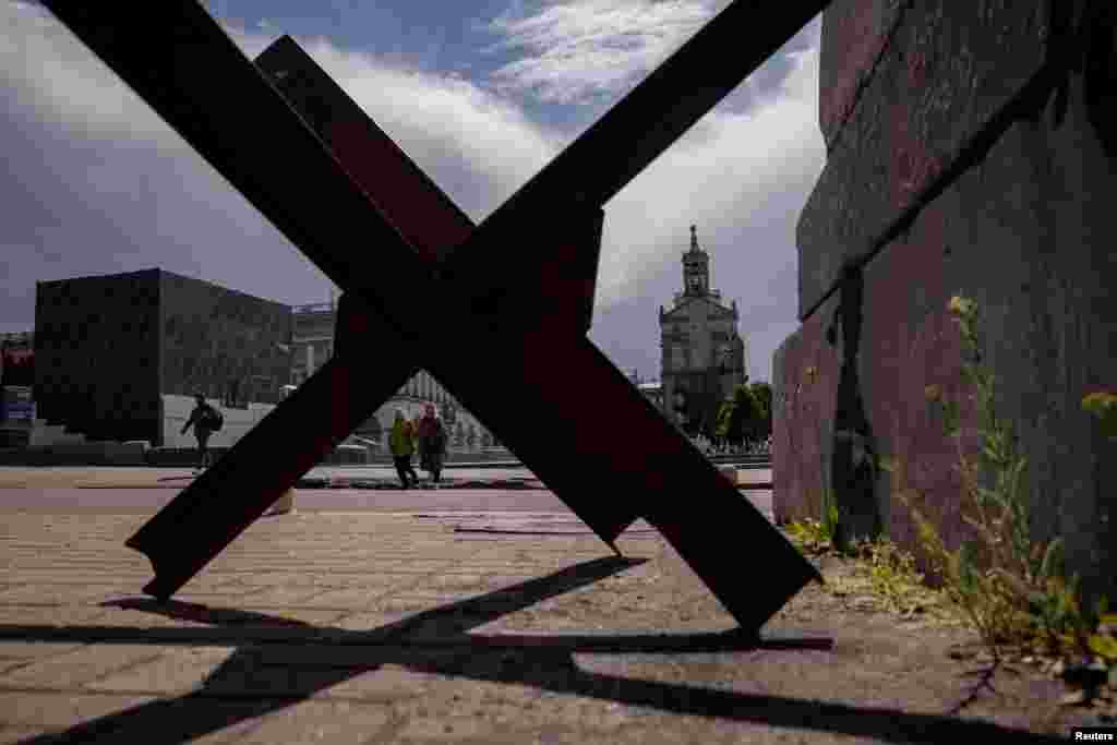 Украинанын борбор калаасы Киев. Эркиндик аянтында танкка каршы коюлган тосмолор.