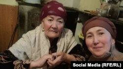 Айзирек төрт бир туугандын үчүнчүсү болгон. Эки агасы, бир сиңдиси калды. Сүрөттө Айзирек апасы менен.