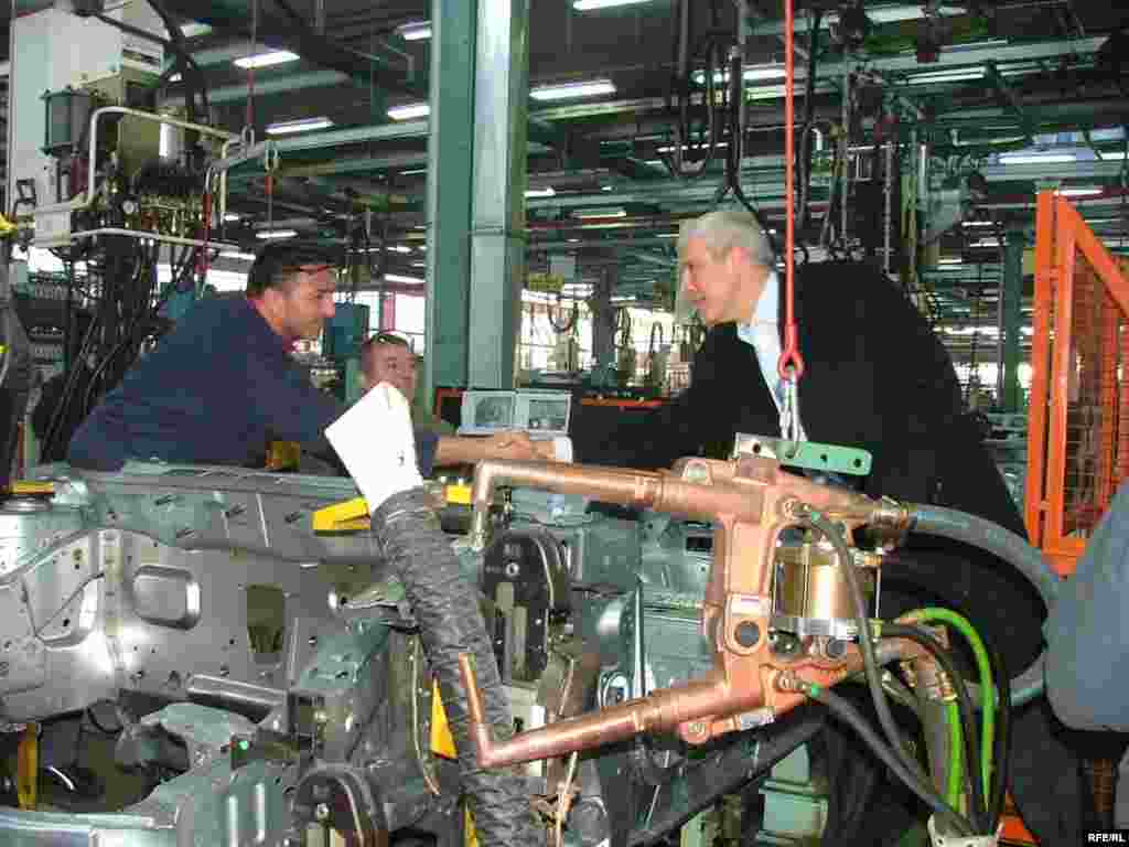 Posjeta predsjednika Srbije Borisa Tadića tvornici automobila. Kragujevačka fabrika, koju je kupila poznata italijanska automobilska kompanija, sada nosi ime Fiat automobili Srbija. Foto: Branko Vučković