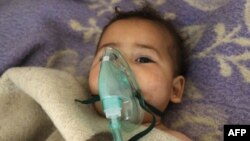 Սիրիա - Երեխային բուժօգնություն է ցուցաբերվում Իդլիբ նահանգի Խան Շեյխուն ավանի վրա օդային հարձակումից հետո, 4-ը ապրիլի, 2017թ․