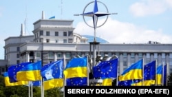 Флаги Украины и ЕС на Европейской площади в Киеве