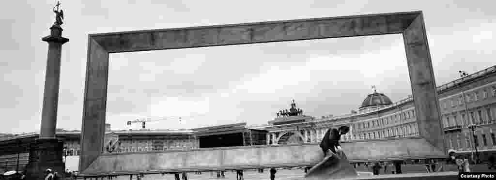 Разбор реквизита петербургского праздника &laquo;Алые паруса&raquo;. Отпускаемые на него большие суммы, по слухам, систематически расхищаются &copy;Misha Fridman