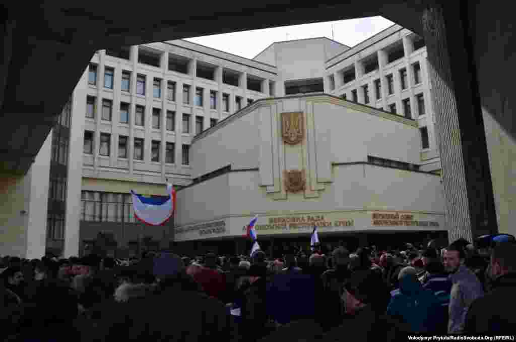 В среду в акции протеста у верховного совета Крыма в Симферополе участвуют, по разным оценкам, от 18 до 100 тысяч человек