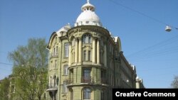Один из дореволюционных питерских домов на улице Ленина