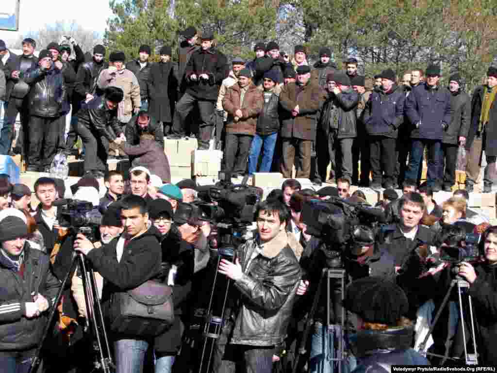 Тантана чарасын дистәләрчә журналист яктыртты