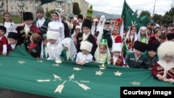 Черкесы, как коренной народ России, подпадают под закон о соотечественниках за рубежом, предполагающий приоритетное отношение государства и упрощенную процедуру получения гражданства