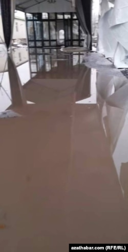 Çoganlynyň, Şoruň we Garadamagyň köçelerini, käbir jaýlaryň girelgelerini ýagyn suwlary basdy.