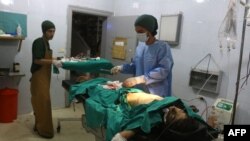 Сирийские врачи в госпитале близ Алеппо оказывают помощь пострадавшим (август 2016)