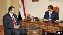 Президент Египта Мохаммед Мурси на встрече с премьер-министром Хишамом Кандилом