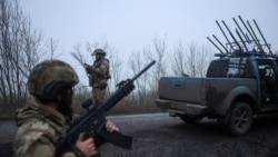 Бійці 93-ї омб ЗСУ відстежують російські дрони біля Костянтинівки. Донецька область, Україна, 27 листопада 2025 року.