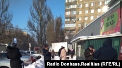 Люди шукають мобільний зв'язок, Донецьк, 25 січня 2018