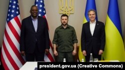 ABŞ-nyň döwlet sekretary Antoni Blinken we goranmak sekretary Lloýd Ostin Kiýewe gelip, Ukraina üçin berilýän harby kömegiň has-da köpeldiljekdigini aýtdy.