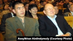 Алтынбек Сәрсенбайұлы мен Бауыржан Байбосын (сол жақта) концертте. Алматы, 2005 жыл.