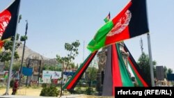 مناطق مختلف شهر کابل به پیشواز از صدمین سالروز استقلال افغانستان با بیرق‌های ملی این کشور و عکس‌های شاه امان الله خان تزئین شده‌است.