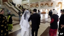 Täjigistandaky her bäş maşgaladan biri çagasyzlykdan kösenýär. 