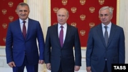 Владимир Путин заверил абхазского и югоосетинского лидеров в незыблемости российской поддержки