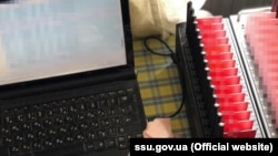 Через ботоферму розсилались неправдиві повідомлення щодо «мінування» інфраструктурних об’єктів, поширювалась дезінформація про внутрішню ситуацію в Україні