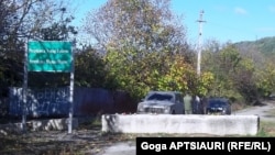 Люди, бежавшие из Ленингора от войны и новой власти, привыкают к сложившемуся положению вещей