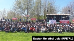 Өзгөндө Камчыбек Ташмев менен жолугушууга келгендер. Куршам айылы.  25-апрель, 2021-жыл.