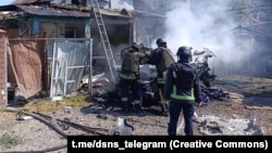 Ілюстраційне фото. Рятувальники на місці російського удару в Нікополі, червень 2025 року