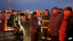 Cаратовдун губернатору өнөр жай ишканасында өрт өчүүрүчүлөр менен. Орусия, 8-январь 2025-жыл (губернатордун телеграм-каналына жарыяланган сүрөт).