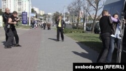 Затрыманьне журналістаў падчас вулічнага пікета «Зьмены»