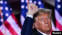 АКШнын мурдагы президенти Дональд Трамп жашыруун документтерге байланыштуу айыптар тагылгандан кийин Нью-Жерсидеги гольф-клубдагы иш-чарада сүйлөп жатат. 13-июнь, 2023-жыл. 