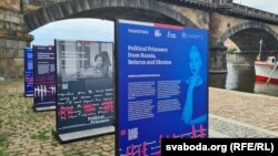 Публічная выстава «Палітычныя вязьні з Расеі, Беларусі і Ўкраіны» у цэнтры Прагі. Стэнды Марыі Калесьнікавай і Вольгі Лойкі.