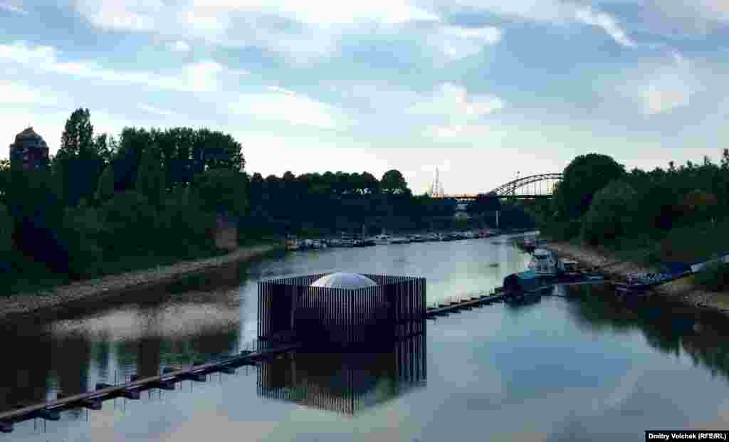 Путешествующая по рекам мира инсталляция&nbsp;​&ldquo;Nomanslanding&rdquo; напоминает об ужасах I мировой войны. Половины купола сходятся, и &nbsp;слышны голоса и молитвы умирающих солдат