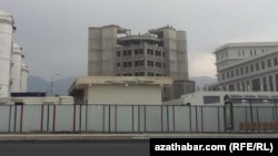 Gurluşykçylaryň sözlerinden çen tutulsa, bina sökülip, dolulygyna ýumrulmaly.