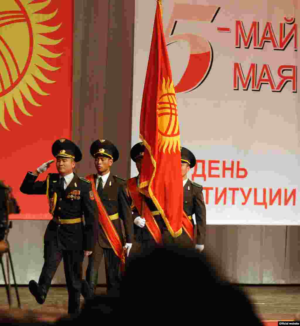 В День Кыргызской Конституции. - Во время торжественного собрания в честь Кыргызской Конституции, принятой 5 мая 1993 г., прошедшего в зале Государственной филармонии имени Токтогула Сатылганова, г. Бишкек.