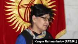 Гүлнара-Клара Самат Жогорку Кеңештин депутатынын күбөлүгүн алган учур. 15-май, 2018-жыл.