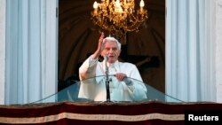 Բենեդիկտոս 16-րդը որպես Հռոմի պապ վերջին անգամ պատշգամբից օրհնում է հավատացյալներին, Կաստել Գանդոլֆո, 28-ը փետրվարի, 2013թ.